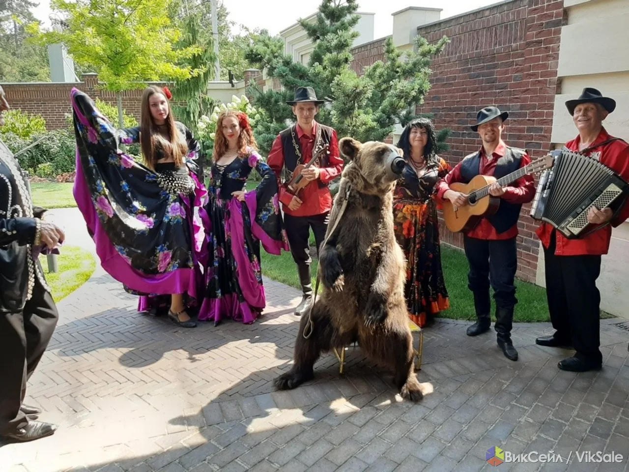 Цыгане, медведь, цыганский ансамбль.