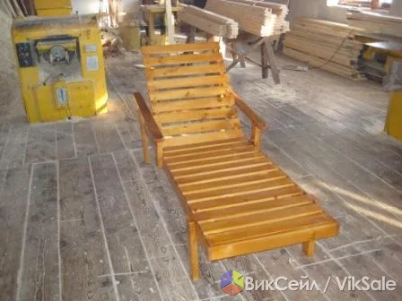 Деревянный шезлонг для дачи и отдыха