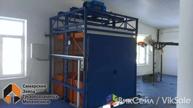 Мачтовый консольный подъёмник для грузов