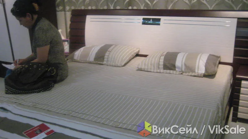 Спальный гарнитур в упаковке: шкаф, кровать, зеркало с тумбой