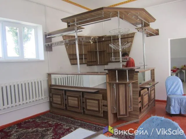 Угловая барная стойка с витринами на заказ