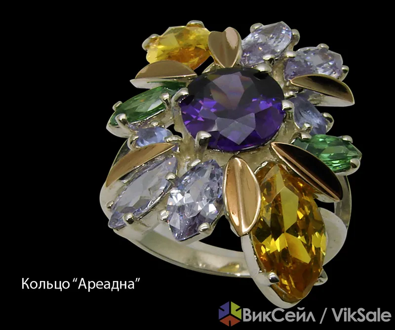 Серебряные кольца с золотыми вставками и цветными камнями — оптом