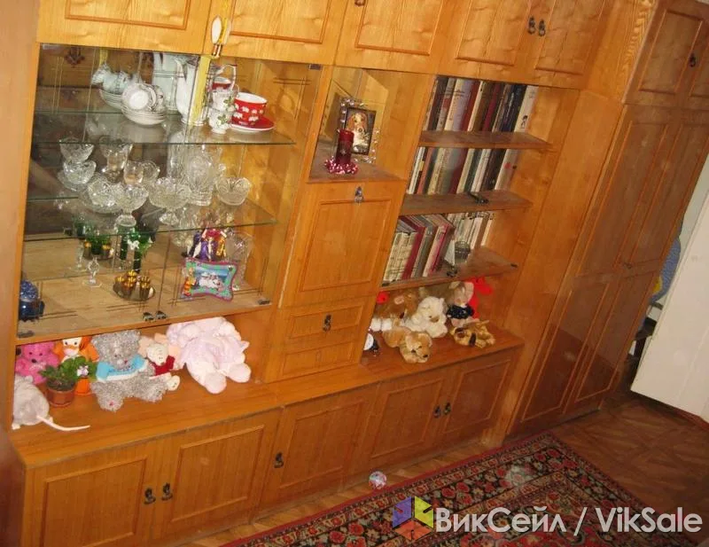 Мебельная стенка из дерева и шпона