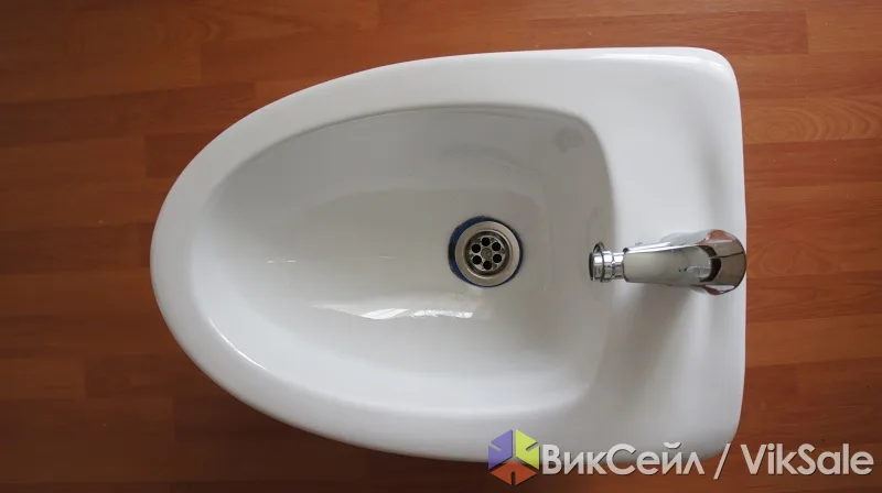 Биде белоснежное, новое, с комплектом подключения