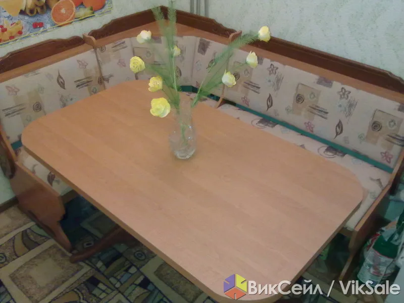 Кухонный уголок: угловой диван, стол и два табурета