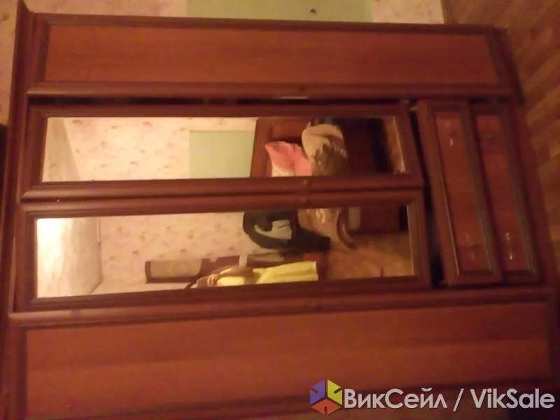 Спальный гарнитур: кровать, шкаф и тумба в хорошем состоянии