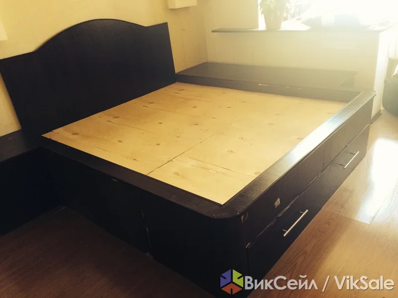 Кровать и встроенный шкаф в цвете венге