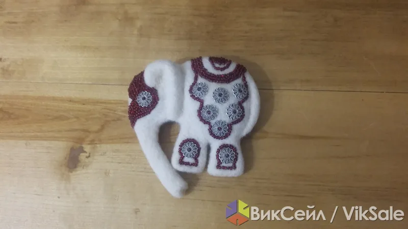 Валяная брошь "Слон" из мериносовой шерсти с бисером