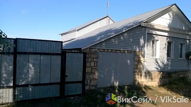 Двухэтажный дом с гаражом и баней в центре Октябрьского