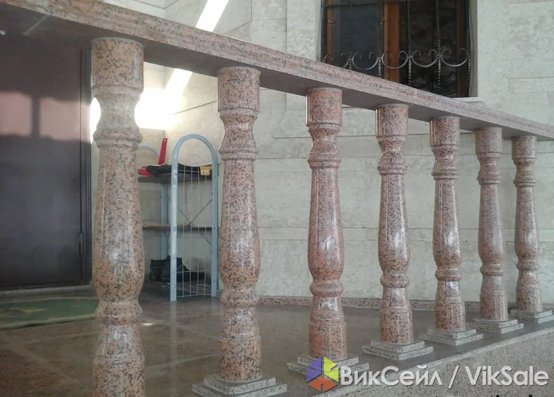Балясины из гранита, мрамора и травертина