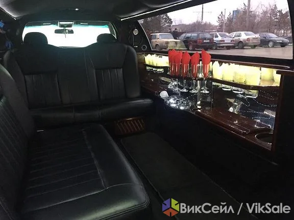 Аренда лимузина Lincoln Town Car для свадьбы в Астане