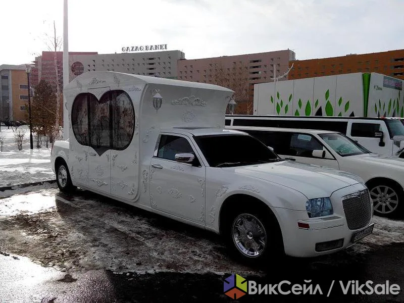 Chrysler 300C «Карета» в белом цвете — аренда для торжеств