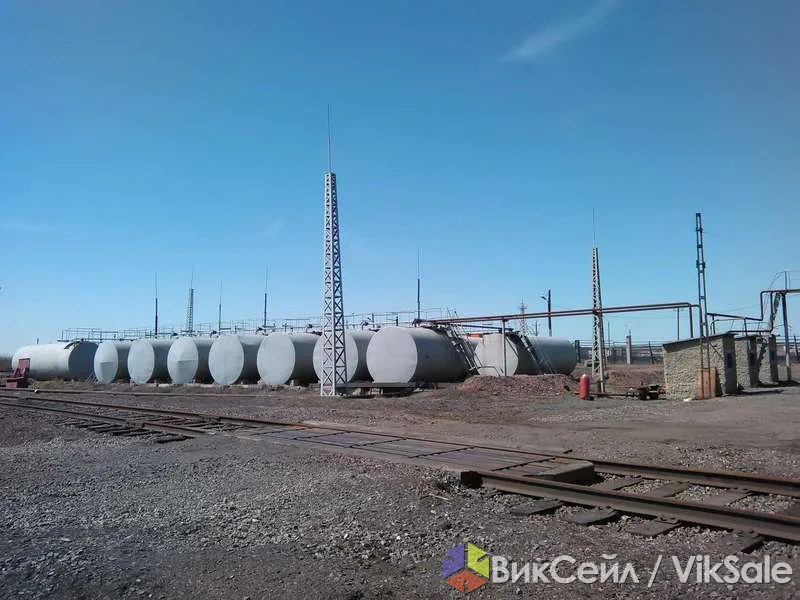 Действующая нефтебаза в черте города, район Пришахтинска