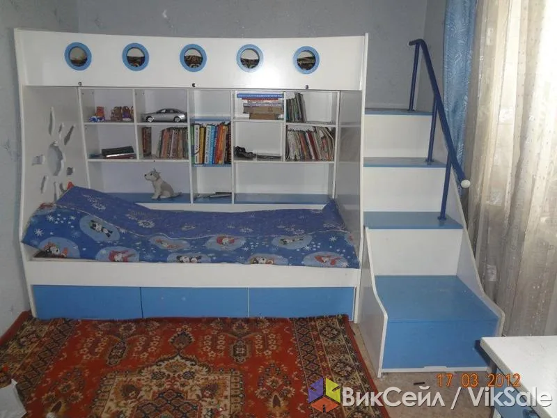 Детская двухъярусная кровать с лестницей и шкафом