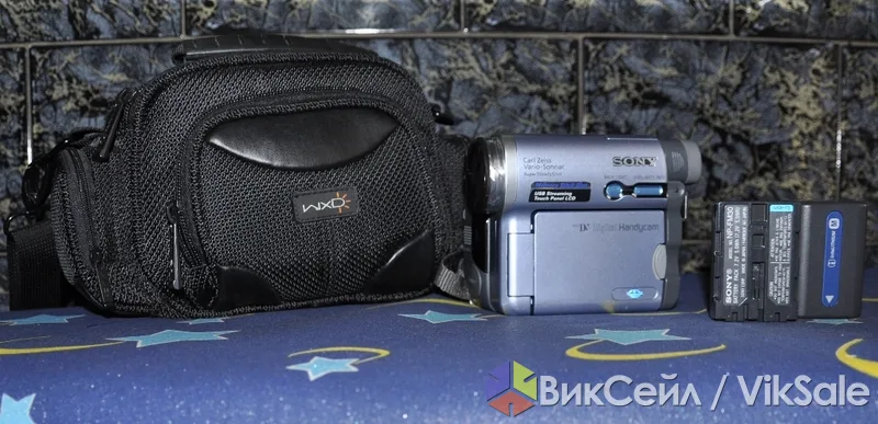 Видеокамера SONY DV Handycam DCR-TRV22E: 2 аккумулятора, сумка, 20 кассет