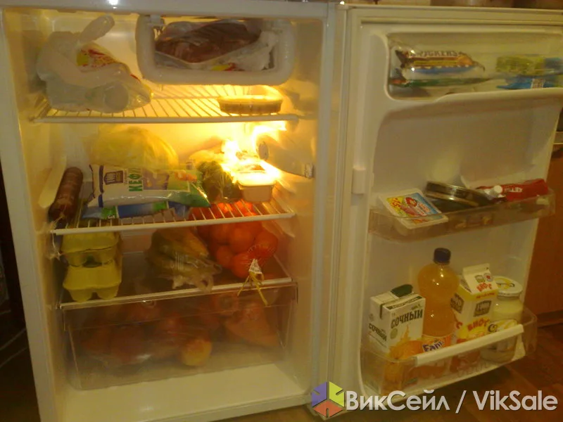 Маленький холодильник Indesit с документами