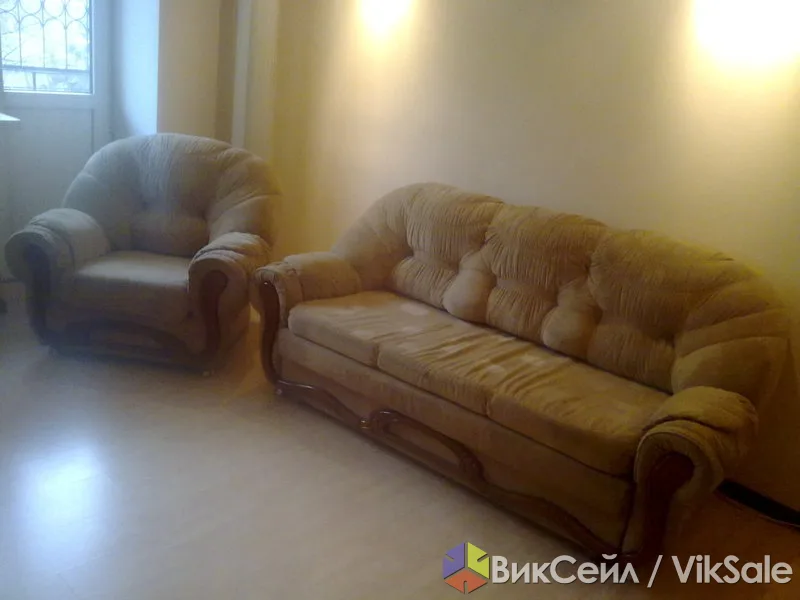 Мебельный гарнитур: раскладной диван и кресло из велюра