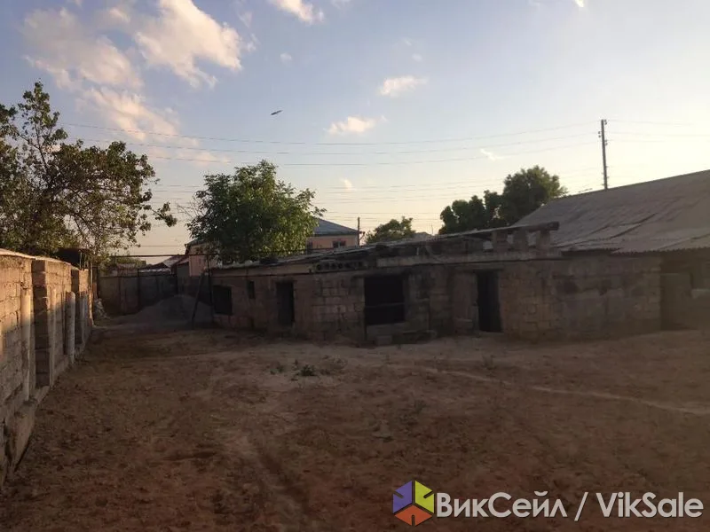 Участок с недостроенным домом в хорошем районе