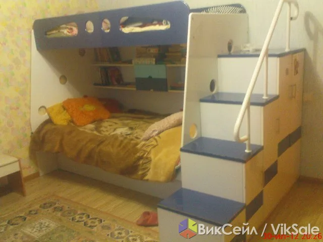 Детская кровать с 3 спальными местами и лестницей-шкафом