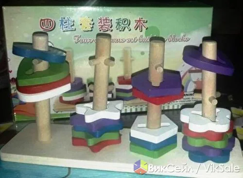 Деревянная игрушка-сортировщик с фигурками на стойке