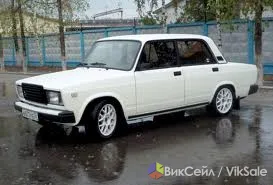 Белый седан 2008 года, 1.5, инжектор, титановые диски